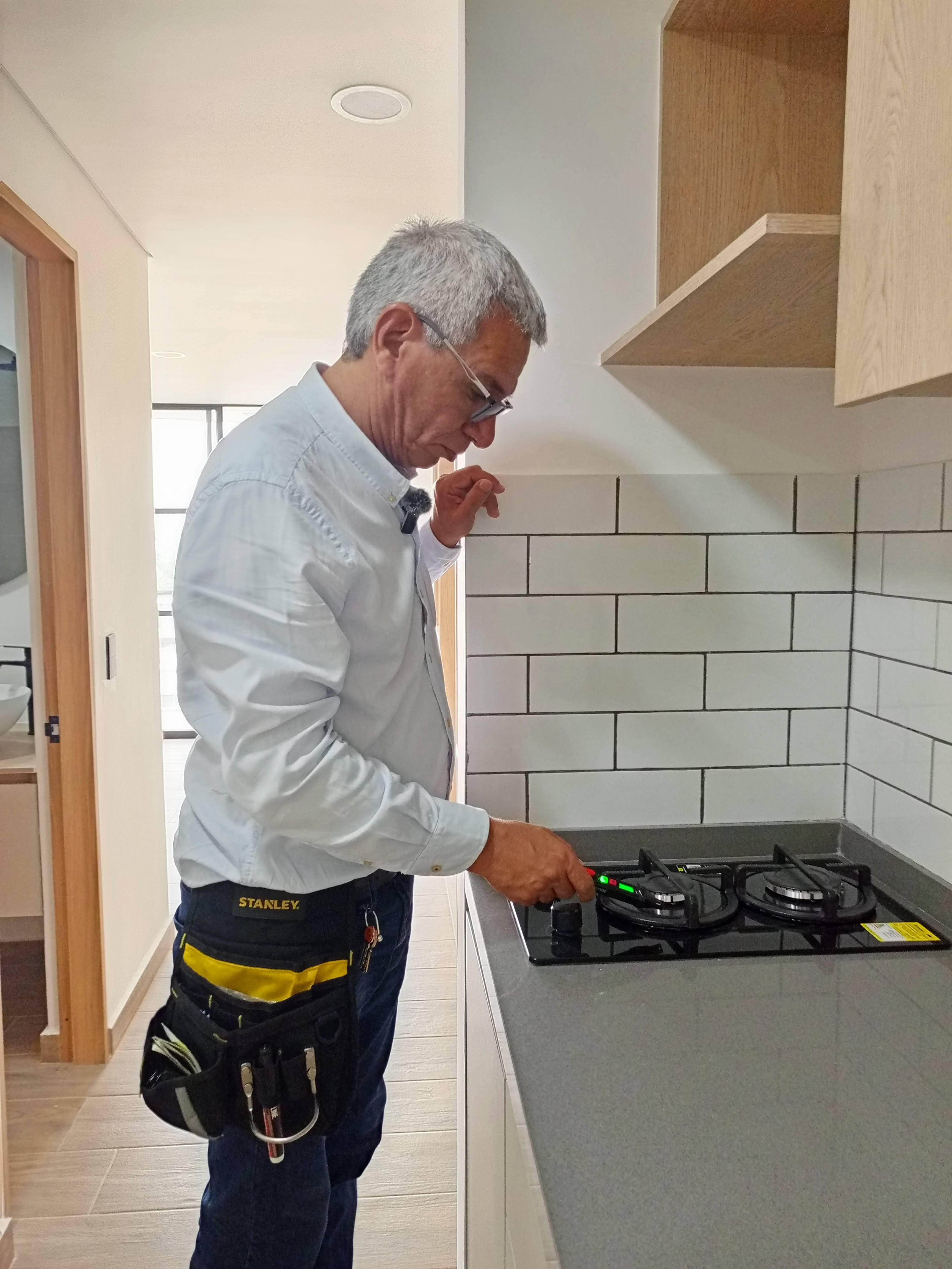 Inspector de Ing House utilizando detector de fugas de gas